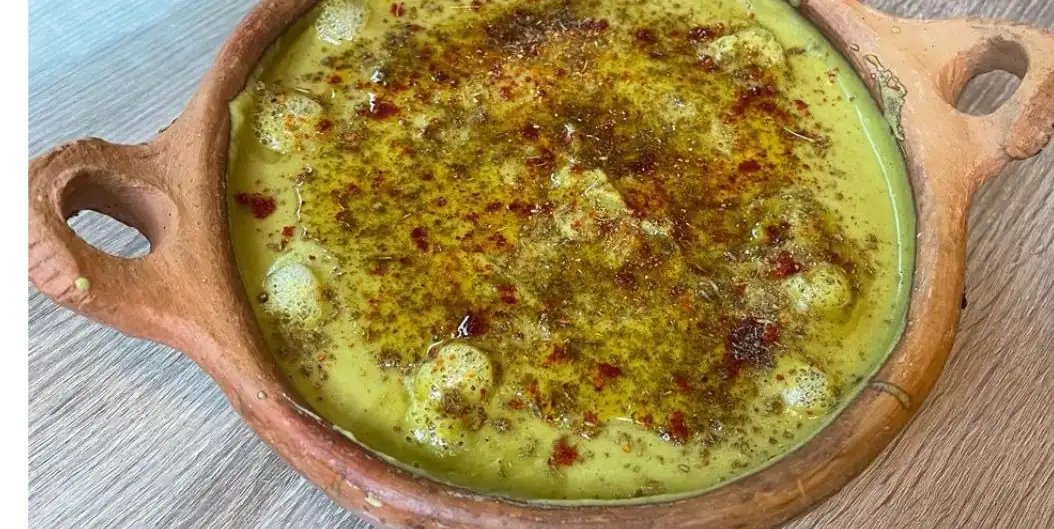 Soupe de pois cassés Bissara avec huile d'olive et cumin.