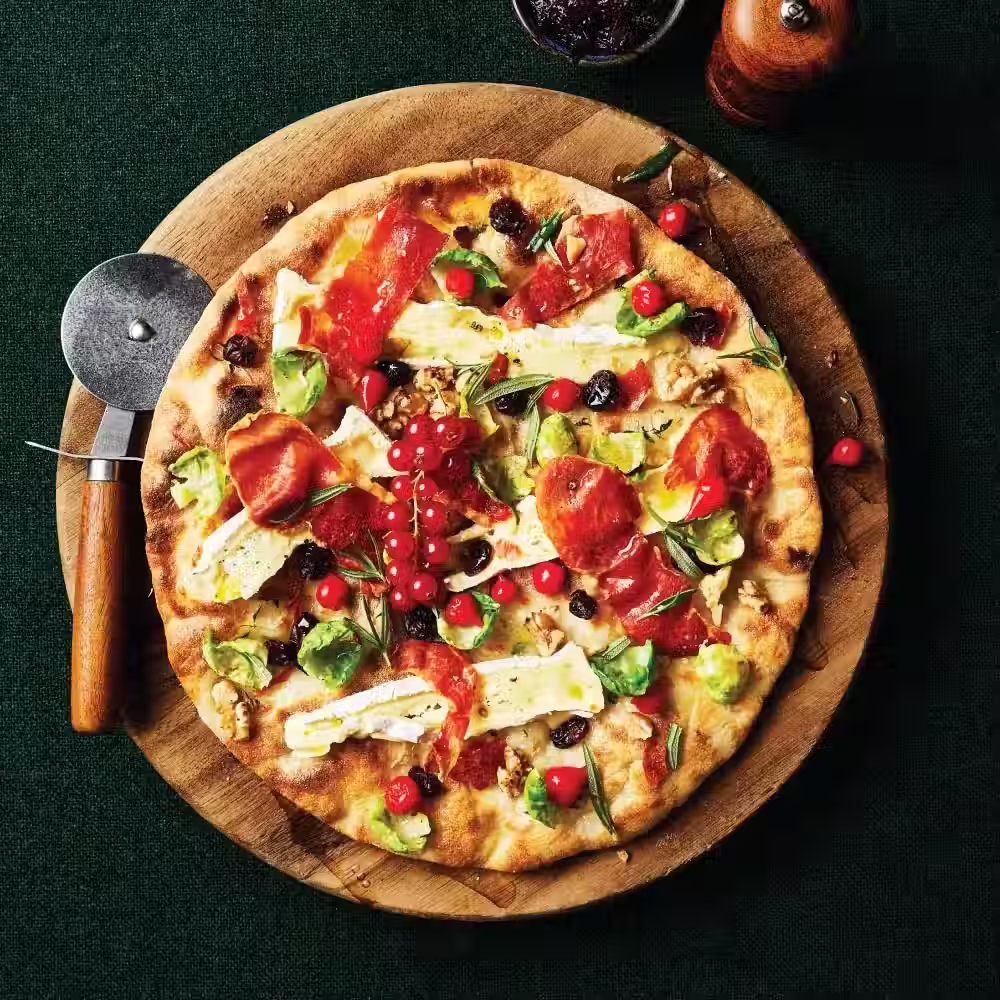 Part de pizza &agrave; la marocaine, garniture traditionnelle.