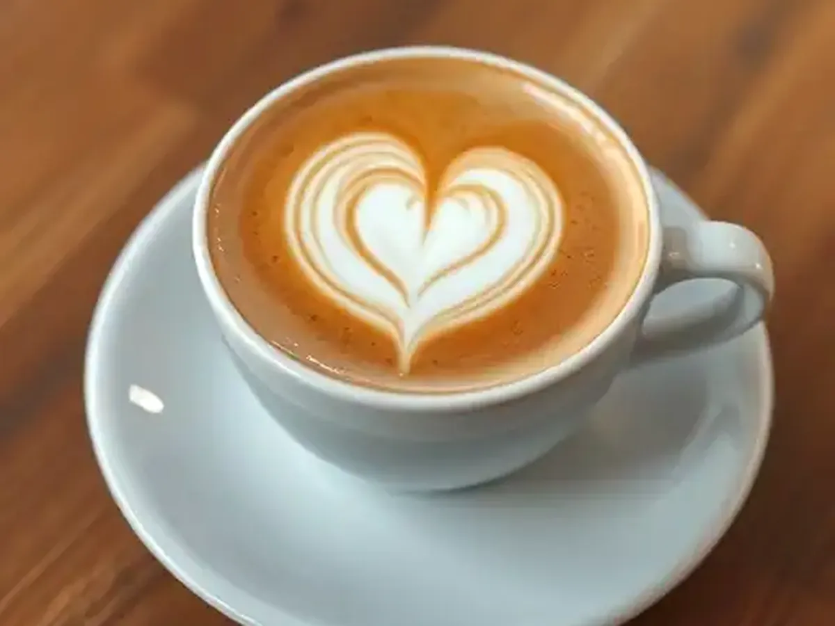 Part de pizza à la marocaine, garniture traditionnelle.